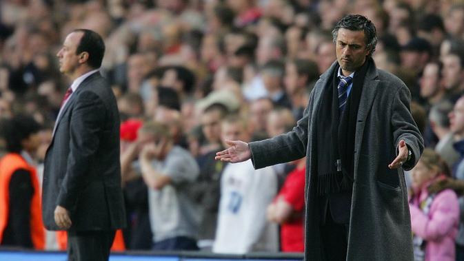 Manajer Chelsea Jose Mourinho (kanan) dan manajer Liverpool Rafael Benitez saat keduanya bertemu pada 2005. (AFP/Odd Andersen)