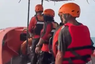 SAR Banten melakukan pencarian rombongan jurnalis yang hilang kontak setelah berangkat dari Dermaga Pegedongan, Carita, Pandeglang, menuju kawasan Gunung Anak Krakatau. (Foto: Tangakapan layar di Instagram SAR Banten).