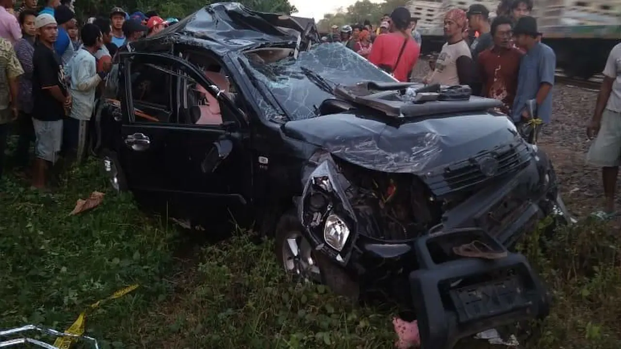 Detik-detik Delapan Penumpang Terios Tertabrak Kereta Api di Indramayu