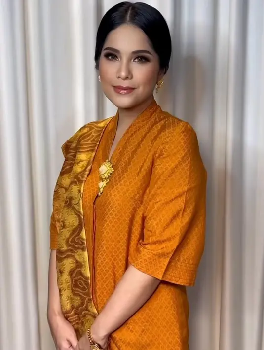 Penampilannya dipermanis dengan beberapa aksesori emas, seperti bros dan anting-anting emas. Menambah elegansi dari penampilan menantu SBY tersebut. [@barry_irawan/@bamboricraft/@wereinacraft]