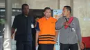Pengusaha dari PT MTI, Muhammad Adami Okta usai diperiksa KPK, Jakarta, Kamis (15/2). Okta dan rekannya terkena OTT KPK saat menyuap Deputi Bakamla sebanyak Rp. 2 Miliar. (Liputan6.com/Helmi Afandi)