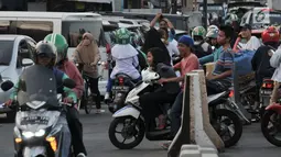 Pengendara motor berlawan arah di kawasan Klender, Jakarta, Kamis (11/7/2019). Demi mempersingkat jarak tempuh dan menghindari kemacetan, para pengendara sepeda motor di kawasan ini nekat berlawan arah yang sesungguhnya dapat mengancam keselamatan. (merdeka.com/Iqbal S. Nugroho)