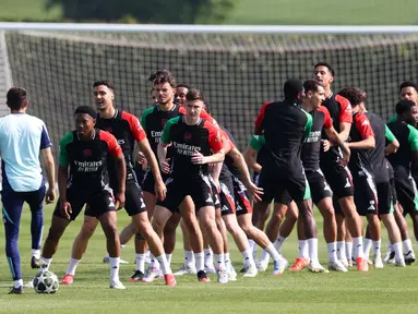 Para pemain Arsenal mengambil bagian dalam sesi latihan di pusat Pelatihan Arsenal di Colney, utara London, pada 28 April 2025. (Adrian DENNIS/AFP)