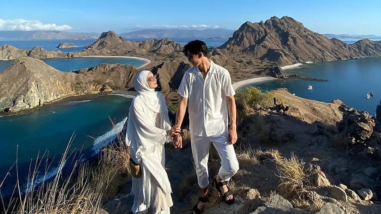 6 Potret Bulan Madu Dinda Hauw dan Rey Mbayang di Labuan Bajo, Romantis