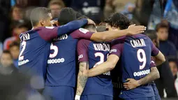 Pemain Paris Saint-Germain merayakan gol rekan setimnya, Neymar ke gawang Olympique Marseille pada Liga Prancis (Ligue 1) di Stadion Velodrome, Minggu (22/10). PSG ditahan Olympique Marseille 2-2 . (AP/Claude Paris)