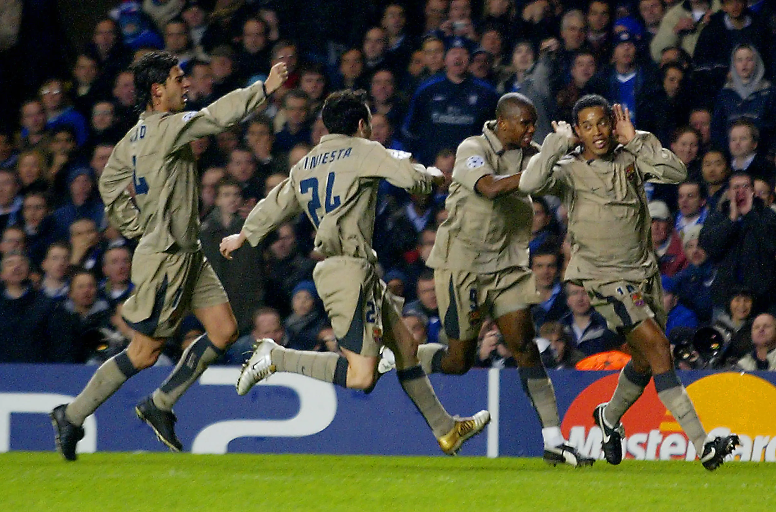 Ronaldinho (kanan) merayakan gol indah ke gawang Chelsea. (AFP/Jim Watson)