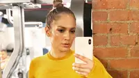 Jennifer Lopez mengenakan pakaian olaraga sambil memamerkan otot perutnya | instagram.com/jlo