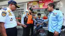 Juru parkir liar yang terjaring langsung dibawa petugas untuk dilakukan pendataan. (Liputan6.com/Angga Yuniar)