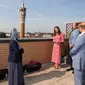 Kate Middleton dan Pangeran William saat mengunjungi Masjid London Timur dan London Muslim Centre di Whitechapel, London timur pada 15 September 2020, untuk mengunjungi relawan yang telah mendukung anggota komunitas mereka selama pandemi COVID-19. (IAN VOGLER / POOL / AFP)