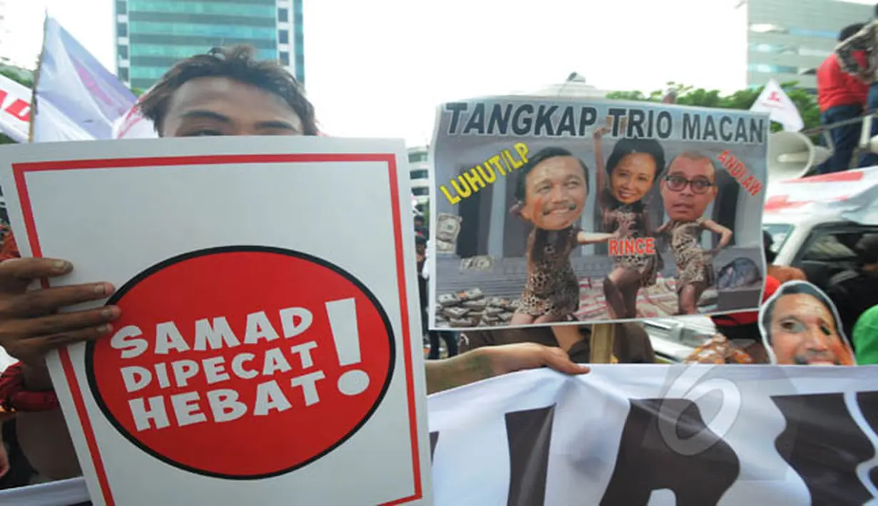 Massa yang tergabung dalam Solidaritas Aksi Mahasiswa Anti Demoralisasi (SAMAD) berunjuk rasa di depan Gedung KPK, Jakarta, Jumat (6/2/2015). (Liputan6.com/Herman Zakharia)