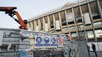 Markas Real Madrid, Santiago Bernabeu tengah direnovasi. Alat berat dan tukang sudah didatangkan. Biaya perbaikan stadion ini diperkirakan mencapai Rp8 Triliun (Liputan6.com/Marco Tampubolon)