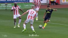Berita video gol "Tangan Tuhan" striker Stoke City, Peter Crouch, ke gawang Arsenal. This video presented by BallBall.