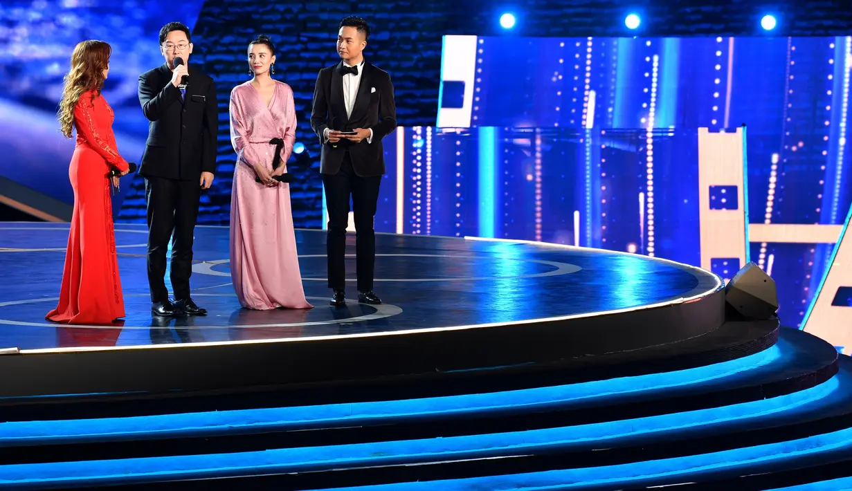 Sutradara Lu Chuan (kedua dari kiri) berbicara dalam upacara pembukaan Festival Film Internasional Jalur Sutra ke-7 di Xi'an, ibu kota Provinsi Shaanxi, China pada 11 Oktober 2020. Acara yang berlangsung enam hari ini diikuti lebih dari 3.000 film dari 116 negara dan kawasan. (Xinhua/Zhang Bowen)