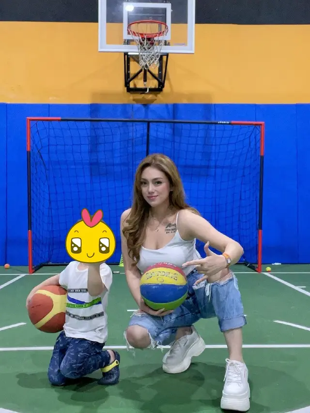 6 Potret Terbaru Celine Evangelista dengan Rambut Pirang, Bak Barbie