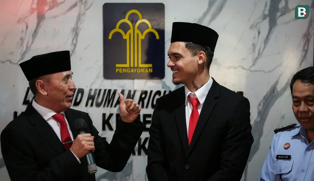 <p>Pemain Naturalisasi Timnas Indonesia, Shayne Pattynama bercengkrama dengan Ketua Umum PSSI, Mochamad Iriawan setelah Pengambilan Sumpah Janji Setia Pewarganegaraan Republik Indonesia yang berlangsung di Kantor Wilayah Kementetian Hukum dan HAM DKI Jakarta, Selasa (24/01/2023). (Bola.com/Bagaskara Lazuardi)</p>