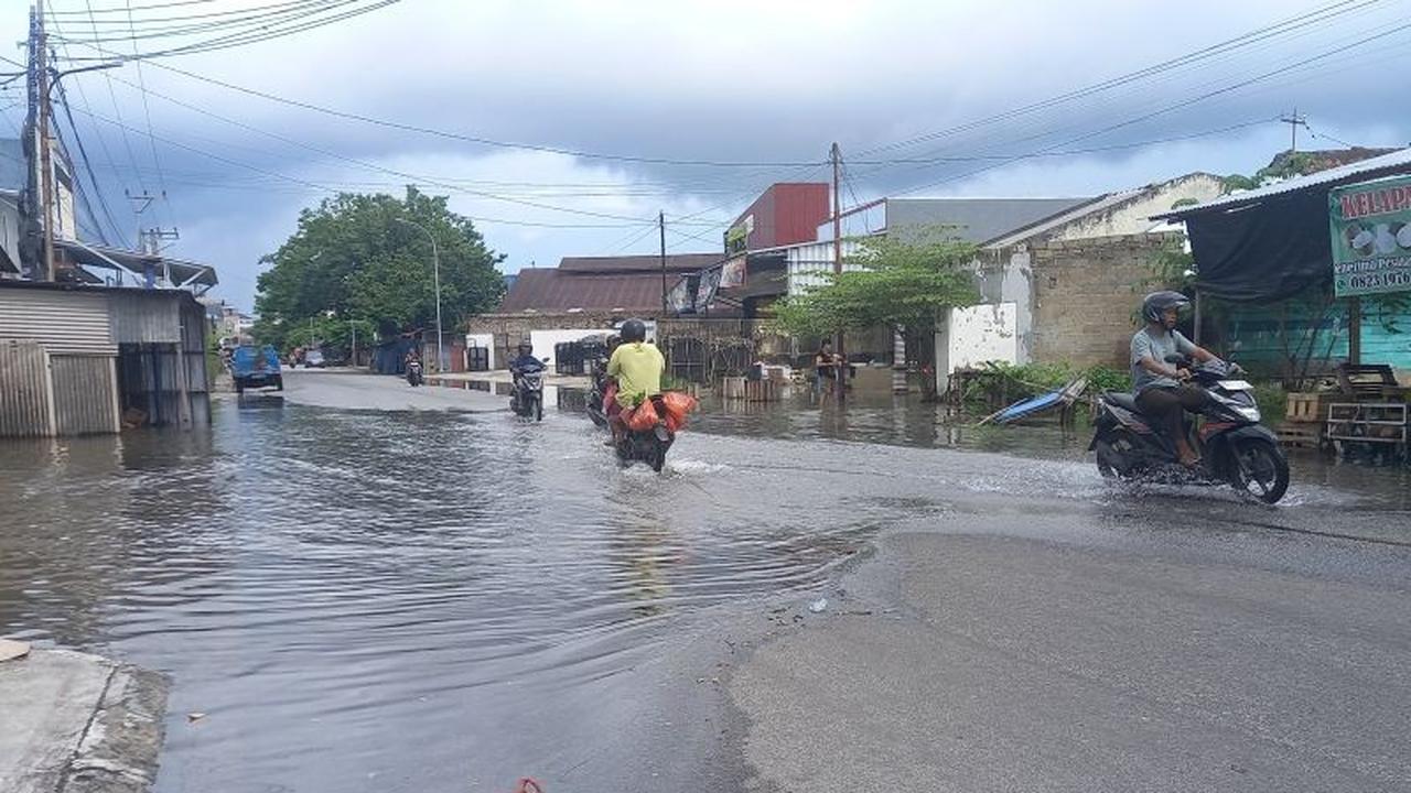 BPBD Pangkalpinang Sigap Evakuasi Barang Warga Terdampak Banjir Rob di Kampung Opas