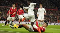 Bek Manchester United, Diogo Dalot, menghentikan pemain Leeds United Wilfried Gnonto pada laga tunda pekan ke-8 Liga Inggris 2022/2023 di Old Trafford, Kamis (9/2/2023) dini hari WIB. (AP/Dave Thompson)