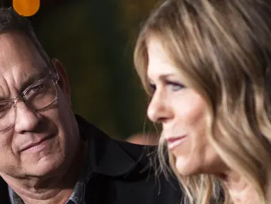 Aktor Tom Hanks dan istri Rita Wilson menghadiri "JONI 75: A Birthday Celebration" Langsung di Dorothy Chandler Pavilion di Los Angeles pada 7 November 2018. Tom Hanks dan istrinya Rita Wilson dinyatakan positif virus corona, kata aktor AS itu, Rabu lewat akun Twitternya. (AFP/Valerie Macon)