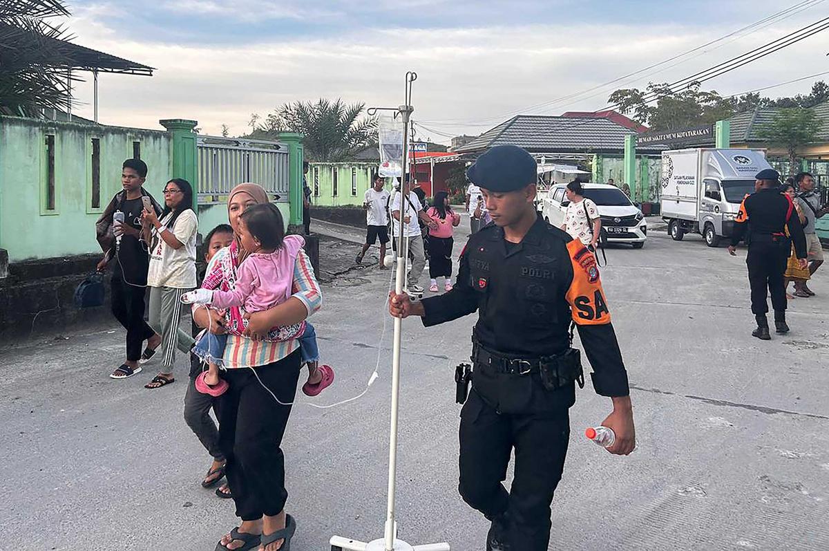 FOTO: Evakuasi Pasien Rumah Sakit Saat Gempa Mengguncang Kota Tarakan