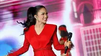 6 Potret Krisdayanti Berbusana Merah, Dari Blazer Karya Sebastian Gunawan Hingga Kebaya Motif Floral