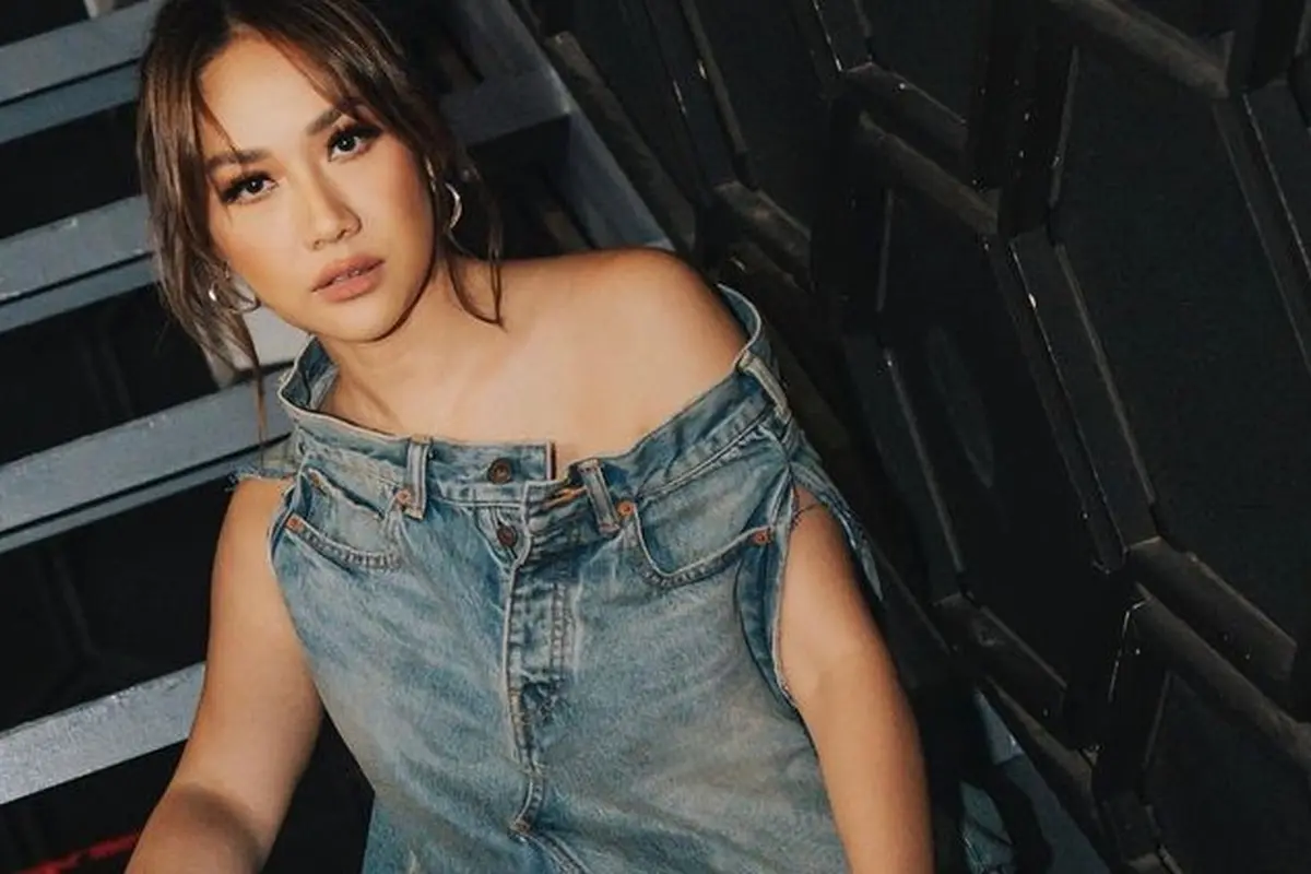 Tampilan Nyentrik BCL Pakai Atasan Menyerupai Celana Jeans Curi Perhatian