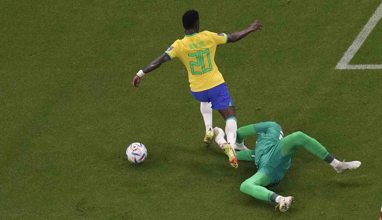 Begitu juga dengan serangan bertubi-tubi yang dilancarkan Vinicius Jr dapat dimentahkan kiper bertubuh besar tersebut. AP Photo/Thanassis Stavrakis)