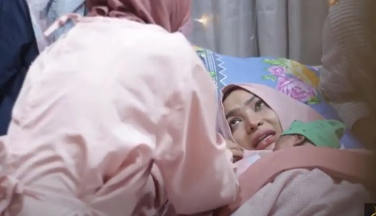 Roro Fitria langsung bisa memeluk putranya yang baru saja lahir. Ia pun memperlihatkan wajahnya. (Foto: Instagram/@roro.fitria1989)