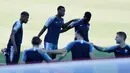 Pemain Prancis, Paul Pogba (tengah) melakukan peregangan bersama rekan-rekannya saat sesi latihan resmi jelang melawan Argentina dalam babak 16 besar Piala Dunia 2018 di Centralny Stadium di Kazan, Rusia, Jumat (29/6). (AP Photo/David Vincent)