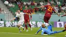 Spanyol membuka keunggulan pada menit ke-11. Gol dicetak oleh Dani Olmo yang berhasil memanfaatkan umpan terobosan Gavi untuk kemudian memenangi duel satu lawan satu dengan kiper Kosta Rika, Keylor Navas. (AP/Alessandra Tarantino)