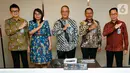 <p>Direktur IT dan Operasi BNI Y.B. Hariantono, Direktur Keuangan BNI Novita Widya Anggraini, Direktur Utama BNI Royke Tumilaar, Direktur Bisnis UMKM BNI, Muhammad Iqbal, dan Direktur Manajemen Risiko BNI David Pirzada foto bersama usai Public Expose Kuartal I 2022 BNI, di Jakarta (26/4/2022). Percetakan laba bersih pada kuartal pertama BNI tahun ini mencapai Rp3,96 triliun, tumbuh 63,2% secara tahunan atau year-on-year (yoy). (Liputan6.com/HO/BNI)</p>