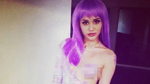Miley Cyrus memperlihatkan sebelah gunung kembarnya