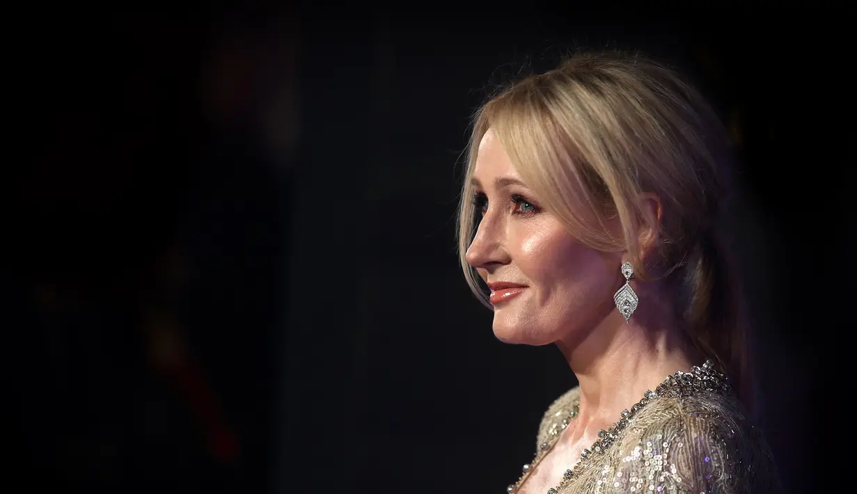 Tak bisa dipungkiri bahwa protes para penggemar membuat Rowling berada dalam situasi yang sulit. Dilansir dari Cosmopolitan, ia mengaku frustasi. (Pop Sugar)
