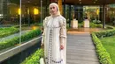 Penampilan Selvi Kitty yang berbeda ini membuat netizen pangling. Banyak yang memujinya cantik dan mendoakannya agar segera berhijab. (Instagram/selvikitty).