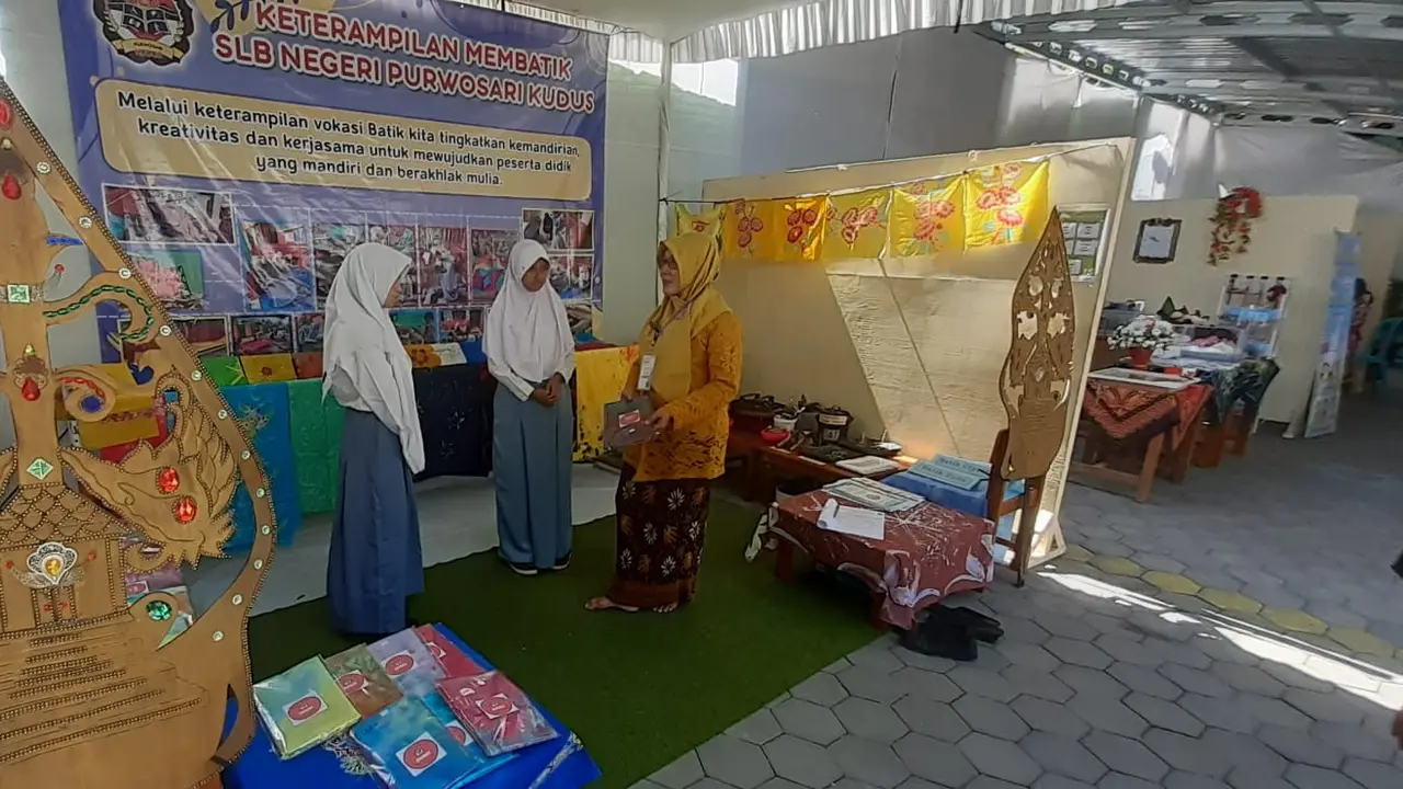 Pihak SLB Negeri Purwosari Kudus memberikan seragam gratis kepada murid baru dari hasil praktik para siswa SLB setempat. (Liputan6.com/Arief Pramono)