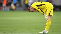 Reaksi kiper Manchester United, Nathan Bishop setelah bertabrakan dengan pemain Wrexham, Paul Mullin pada laga uji coba pramusim di Snapdragon Stadium, San Diego, California, Rabu (25/07/2023) WIB. (AFP/Getty Images/Sean M. Haffey)