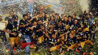 Pemain Mitra Kukar merayakan kemenangan usai mengalahkan Semen Padang di final turnamen piala Jenderal Sudirman di Stadion GBK Jakarta, Minggu (24/1/2016). Mitra Kukar unggul 2-1 atas Semen Padang. (Liputan6.com/Helmi Fithriansyah)