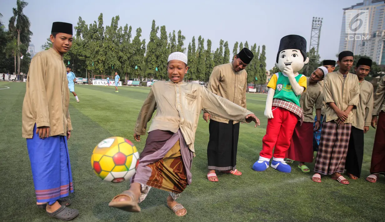 Maskot Liga Santri Nusantara (LSN) bersama santri melakukan persiapan pada pertandingan LSN di Gor Pertamina Simprug, Jakarta, Senin (4/9). LSN digelar atas kerja sama Kemenpora dan diikuti ratusan santri se-DKI. (Liputan6.com/Faizal Fanani)