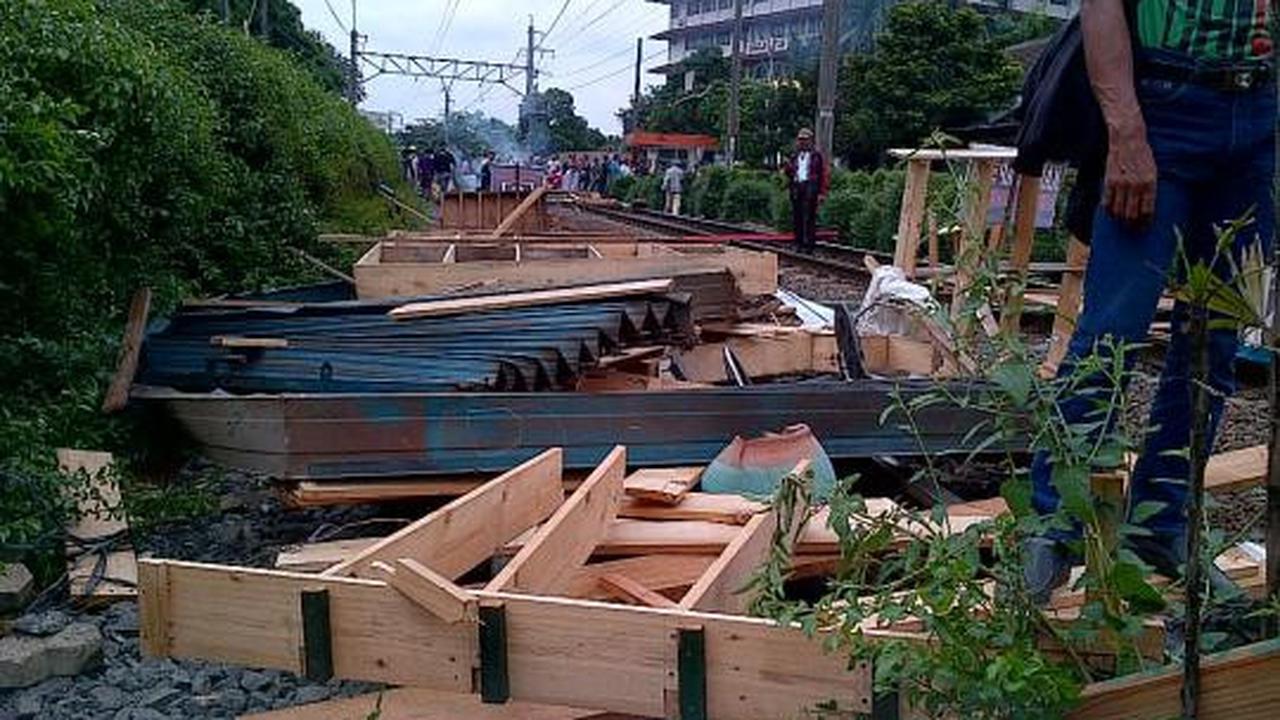 Ratusan pedagang dan mahasiswa blokir jalur KRL di Depok