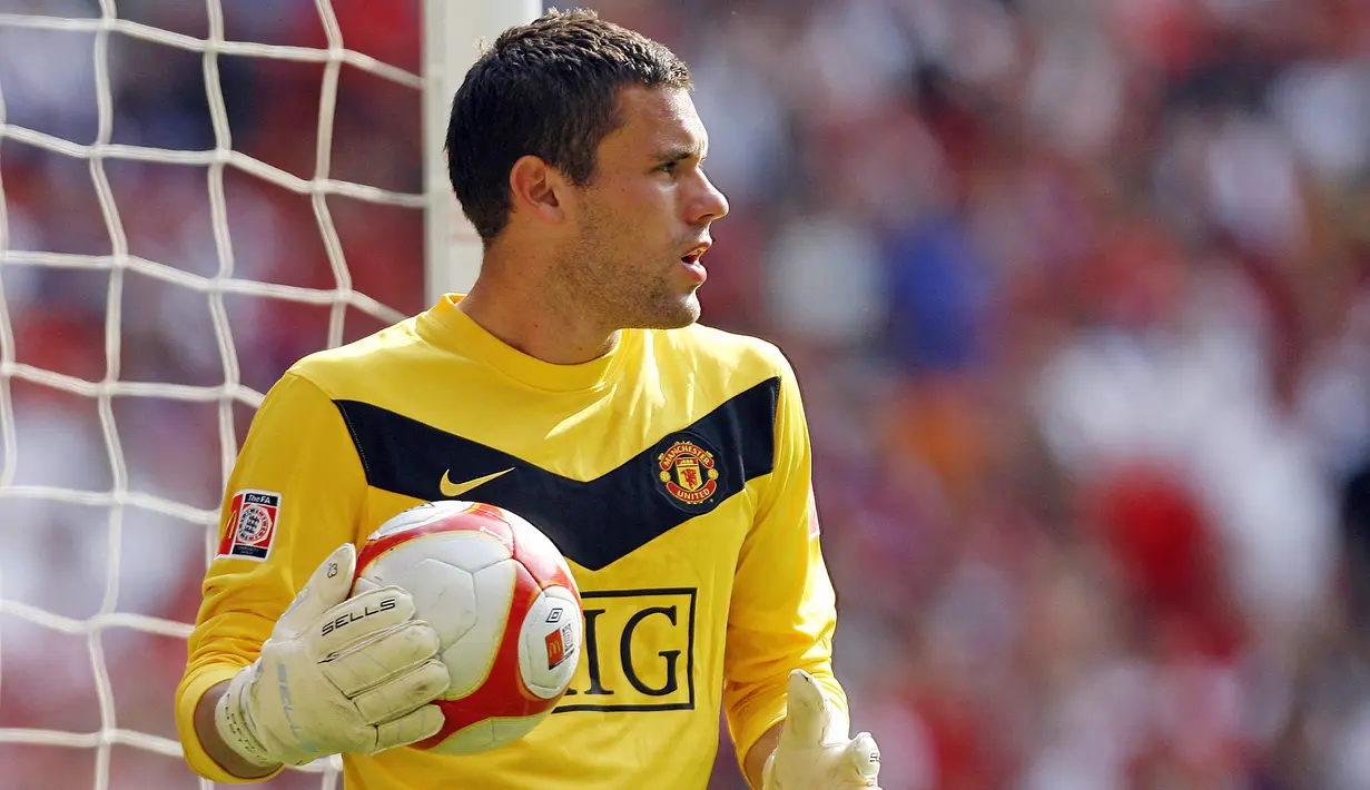Ben Foster. Saat Watford terdegradasi pada akhir musim 2006/2007 sejatinya ia adalah kiper pinjaman dari Manchester United. Ia ditarik kembali oleh Setan Merah pada 2007/2008 dan sukses menjadi juara Liga Inggris meski hanya tampil 1 kali di bawah gawang pada musim tersebut. (AFP/Paul Barker)