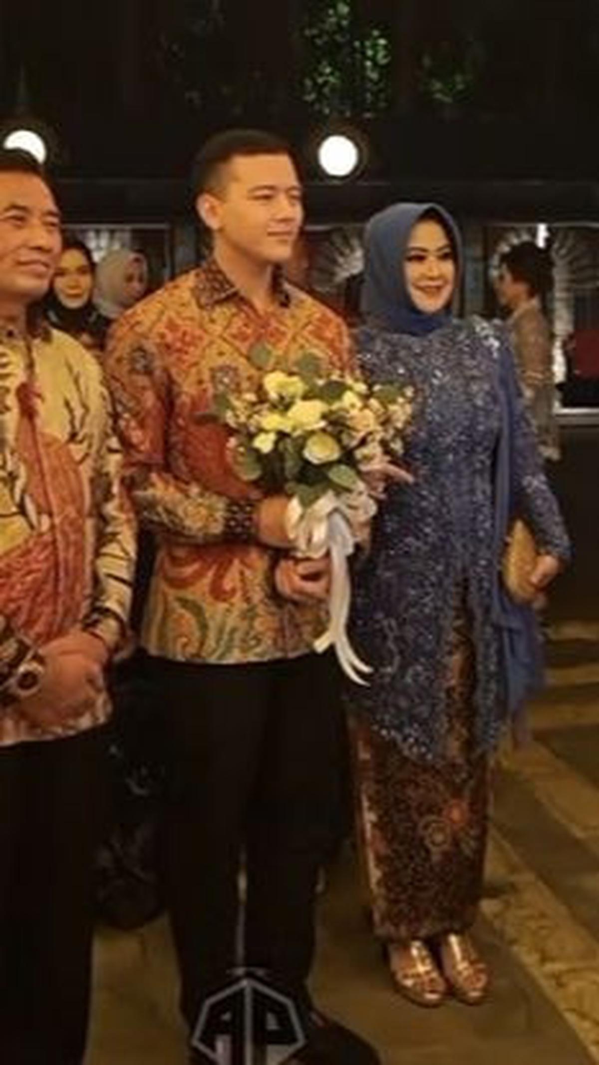 Istri Kasau, yakni Ayuning Dewanti tampak mengenakan kebaya berwarna biru.