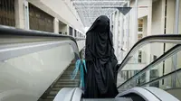 Seorang perempuan mengenakan burqa di Belanda (AFP/Bart Maat)