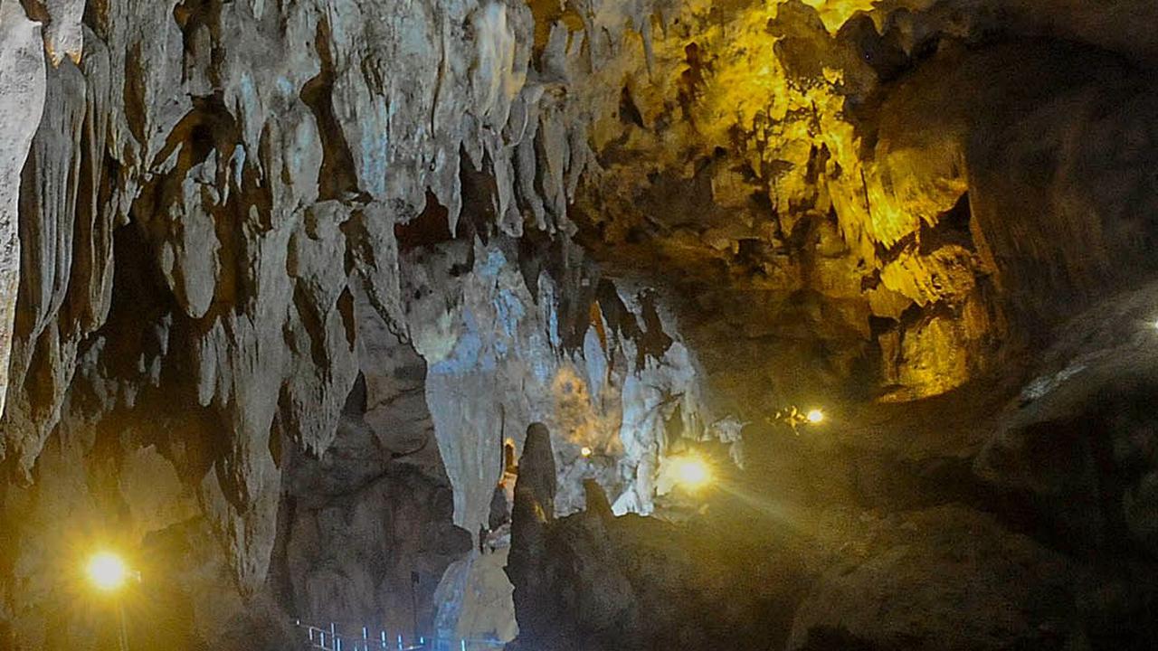 Keindahan ini tak lepas dengan adanya sorotan lampu aneka warna yang dipasang di sela-sela bebatuan, sehingga membuat tampilannya terlihat lebih sempurna.<br>