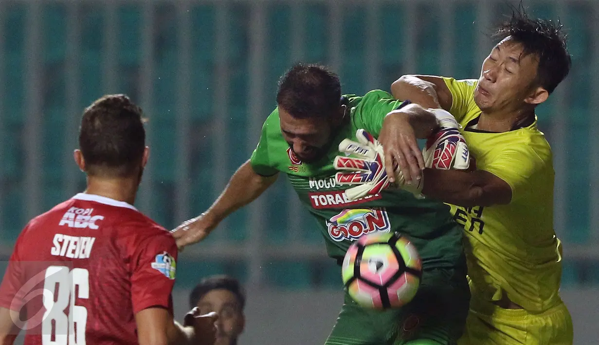 Kiper PSM Makassar, Rifki Mokodompit (kanan) berjibaku dengan pemain PS TNI di lanjutan LIga 1 Indonesia di Stadion Pakansari, Cibinong, Kab Bogor, Senin (15/5). PSM Makassar kalah 1-2 dari PS TNI. (Liputan6.com/Helmi Fithriansyah)