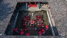Para warga lansia menyaksikan pertunjukan di kota kuno Longmen di Fuyang, Hangzhou, Provinsi Zhejiang, China, 20 Oktober 2020. Sebuah acara untuk menyambut Festival Sembilan Kembar yang akan dating, juga dikenal sebagai Festival Chongyang diadakan di kota kuno itu pada Selasa (20/10). (Xinhua/Xu Yu)