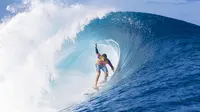 Peselancar Australia, Ryan Callinan beraksi menaklukan ombak saat bertanding pada hari pertama Tahiti Pro 2019 di Teahupoo, Tahiti (24/8/2019). Tahiti Pro 2019 adalah acara ketujuh dari Tur Kejuaraan Pria di 2019 World Surf League. (AFP Photo/Brian Bielman)