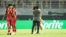 Pelatih Timnas Indonesia U-17, Bima Sakti memberi selamat kepada sang kiper, Ikram Algiffari setelah berakhirnya laga menghadapi Timnas Ekuador U-17 pada laga pertama Grup A Piala Dunia U-17 2023 di Stadion Gelora Bung Tomo, Surabaya, Jumat (10/11/2023). (Bola.com/Bagaskara Lazuardi)