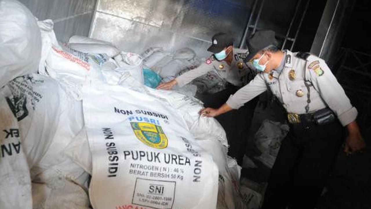 Gudang pengoplosan pupuk bersubsidi digerebek Polisi