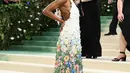 Ayo Edebiri tampil mengenakan backless column dress dengan sulaman tangan motif bunga dari Loewe. [Foto: Instagram/portermagazine]