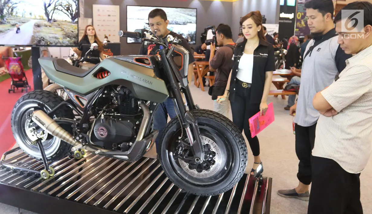Pengunjung melihat pameran Indonesia Motorcycle Show (IMOS) 2018 di JCC, Jakarta, Rabu (31/10). Pameran ini ditargetkan menjadi barometer bagi para pelaku industri, komunitas sepeda motor, dan konsumen. (Liputan6.com/Angga Yuniar)