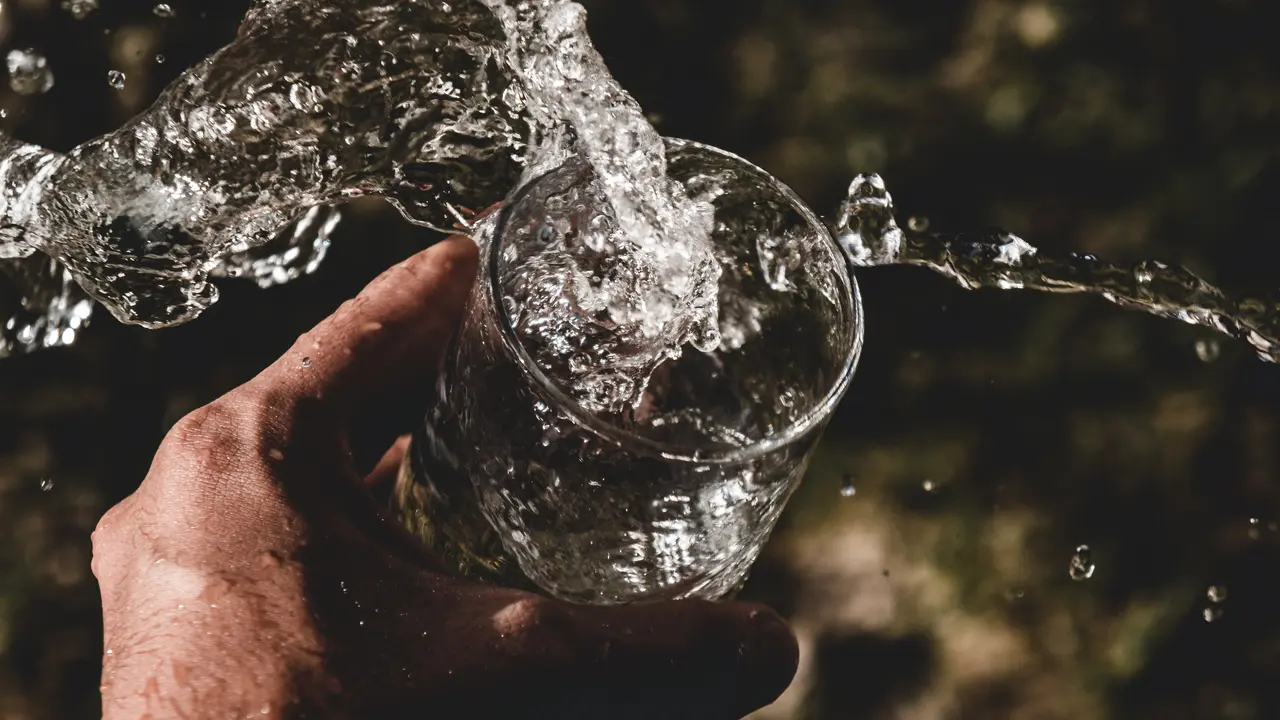 Studi: Kurang Minum Air Putih Sebabkan Penuaan Lebih Cepat